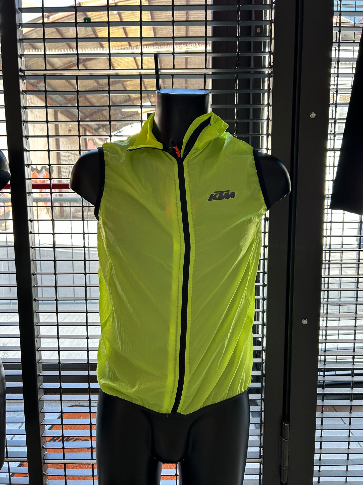 FACTORY LINE WINDBREAKER SLEEVELESS